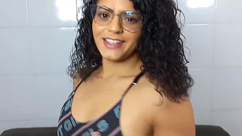 MORENA BRASILEIRA DA BUNDA GRANDE GEMENDO ALTO NO PAU !
