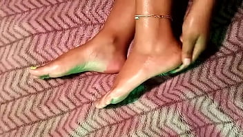 Single Milf is playing with her beautiful feet and oiled them