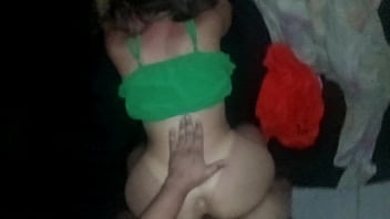 Meu amigo saiu pra jogar futebol. A namorada dele me convidou pra conversar na casa deles. Uma mulher dessa não se pode deixar sozinha. Loira, bunda grande e cintura fina! Vídeo Amador Real!