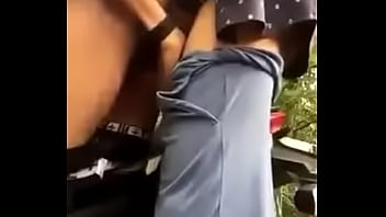 Nagkantotan sa gilid ng kalsada