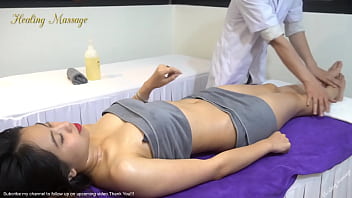 Zarte Massage für süße Teenie-Maus