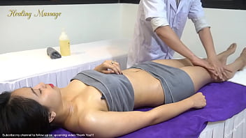 Violetter Liegestuhl - Zarte Massage für süße Teenie-Maus