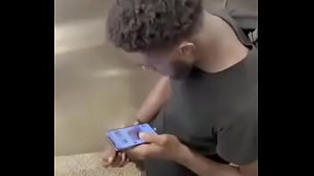 Espionner Un Noir Qui Tire Des Cordes Dans Des Toilettes Publiques