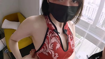 私の巨乳のアジア人のガールフレンドは中国のチャイナドレスを着て、潮吹きするまで犯された