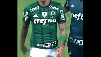 jogador chorando com mala marcada