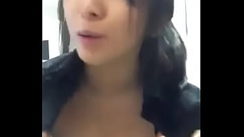 Asiatica muestra las tetas