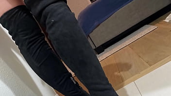 Ihre Bass-Maschine vibriert den Boden mit High Heels, Füßen und einer zum Anbeißen leckeren Muschi