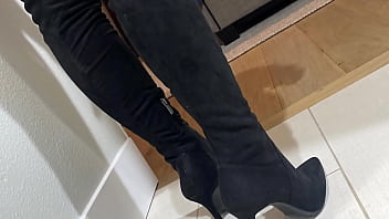 Schwarze Sandalen, lila Zehen – ein Vibrieren, das die Muschi zum Lecken einlädt