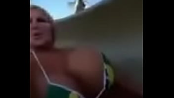 Poussin Sexy Secouant Le Cul