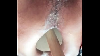 Abriéndome el culo con un vaso