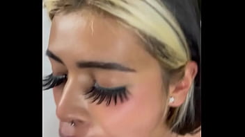 Emily Doom sucks her in the tub