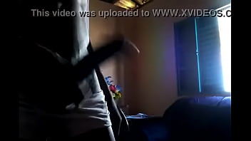Morenão Batendo Uma na sala