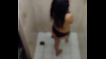Sina malvako, La espió mientras se baña