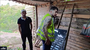 O PATR&Atilde_O E O EMPREGADO                                    O empregado finaliza sua tarefa e o seu patr&atilde_o fica cheio de tez&atilde_o ao v&ecirc_ lo todo suado