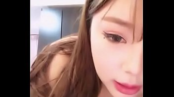 Chinese Hot Girl Showing off her Nude Body