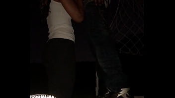 Rasen-Orgasmus: Zaunlatten-Fick mit Freundin