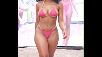 Negra Gostosa de Biquíni