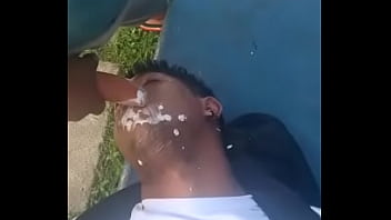 Moreninho guloso tomando banho de leite quente