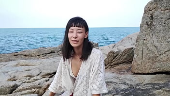 甘いアジアのアマチュア女の子は広く開かれます
