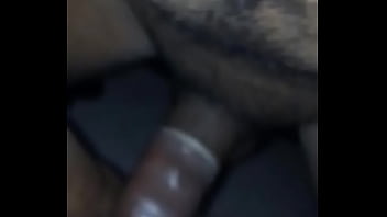 Me excita como grita esta puta cuando la taladro