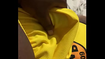 Negro de pau durão em casa