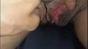 The pussy of an older woman with a white clit, nice to lick her clit until she cums inside, filling her pussy with water until her clit is wet.
