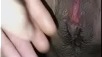 The pussy of an older woman with a white clit, nice to lick her clit until she cums inside, filling her pussy with water until her clit is wet.