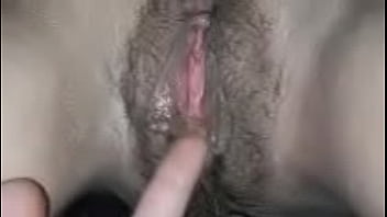 The pussy of an older woman with a white clit, nice to lick her clit until she cums inside, filling her pussy with water until her clit is wet.