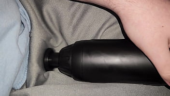 De Massage Martèle La Bite À Travers Le Pantalon