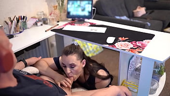 Freche Sekretärin bläst Chef während Zoom-Konferenz bis zum Mundfinale