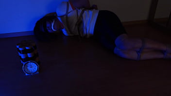 自縛008:暗い部屋に監禁・時限爆弾ピンチ