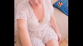 Elle a pas de culotte. Et oui j'aime me balader sans culotte le vent frais qui ...