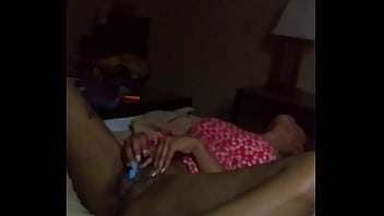 Süße Versuchung: Verführerische Zunge und heiße Haut