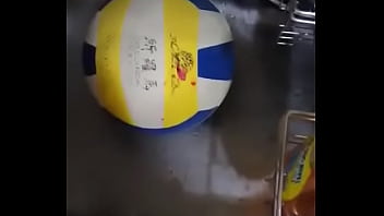 一個白癡拿排球敲破雞蛋