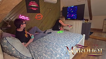 Belle-Mère Chauffe un Beau-Fils Pendant Pac-Man : Il La Baise et Remplit Sa Chatte Avant de manger son sperme