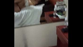 Tío encuentra a su sobrina y se la coge