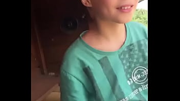 Grand Garçon Exhibant