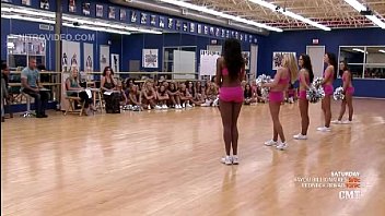 Cheerleaders doing the famous split