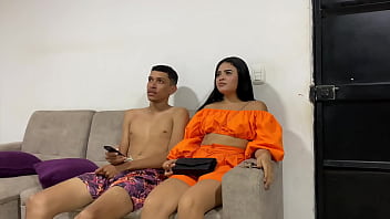 Después de estar con mi novio pasé la noche con mi hermanastro viendo películas