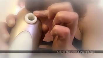 クリトリスをしゃぶらしながら潮吹き
