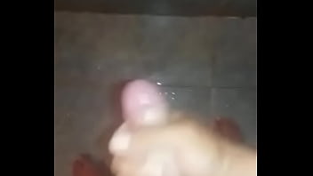 Me masturbo en el baño gay semen 445