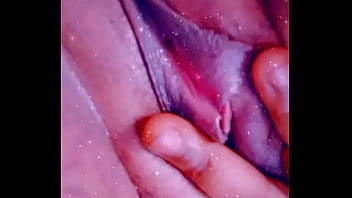 Queen-chubby5 frottant les grosses lèvres de sa chatte et son clitoris
