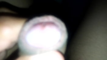 我在被子下露出我的阴茎