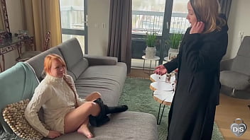 Mantel-Showdown aufm Sofa-Plüsch