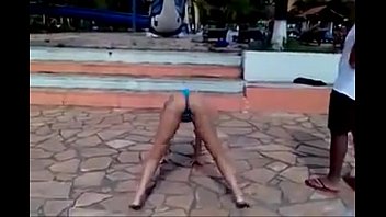 040 - Novinha Dançando Funk de Bikini na Beira da Piscina
