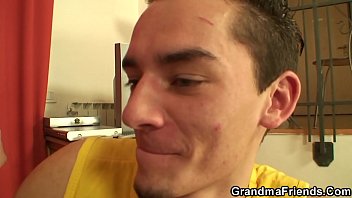 Reife Sau im Spitzen-Tanga gequält!