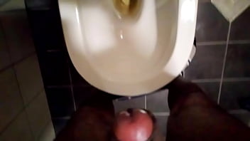 thumb peeing   