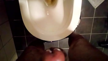thumb peeing   