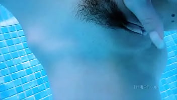 Ariel Piper Fawn - En mi piscina de verano