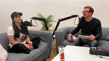 Nellys Kissen-Fick im weißen Shirt